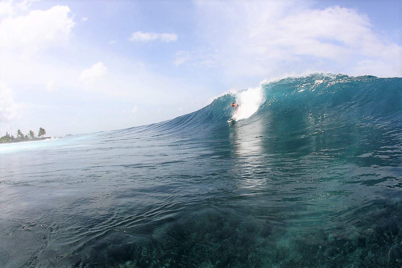 town surf break maldives