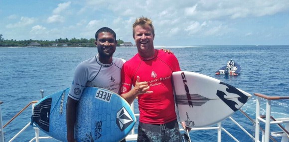 Iboo_pic_maldivian_surfer